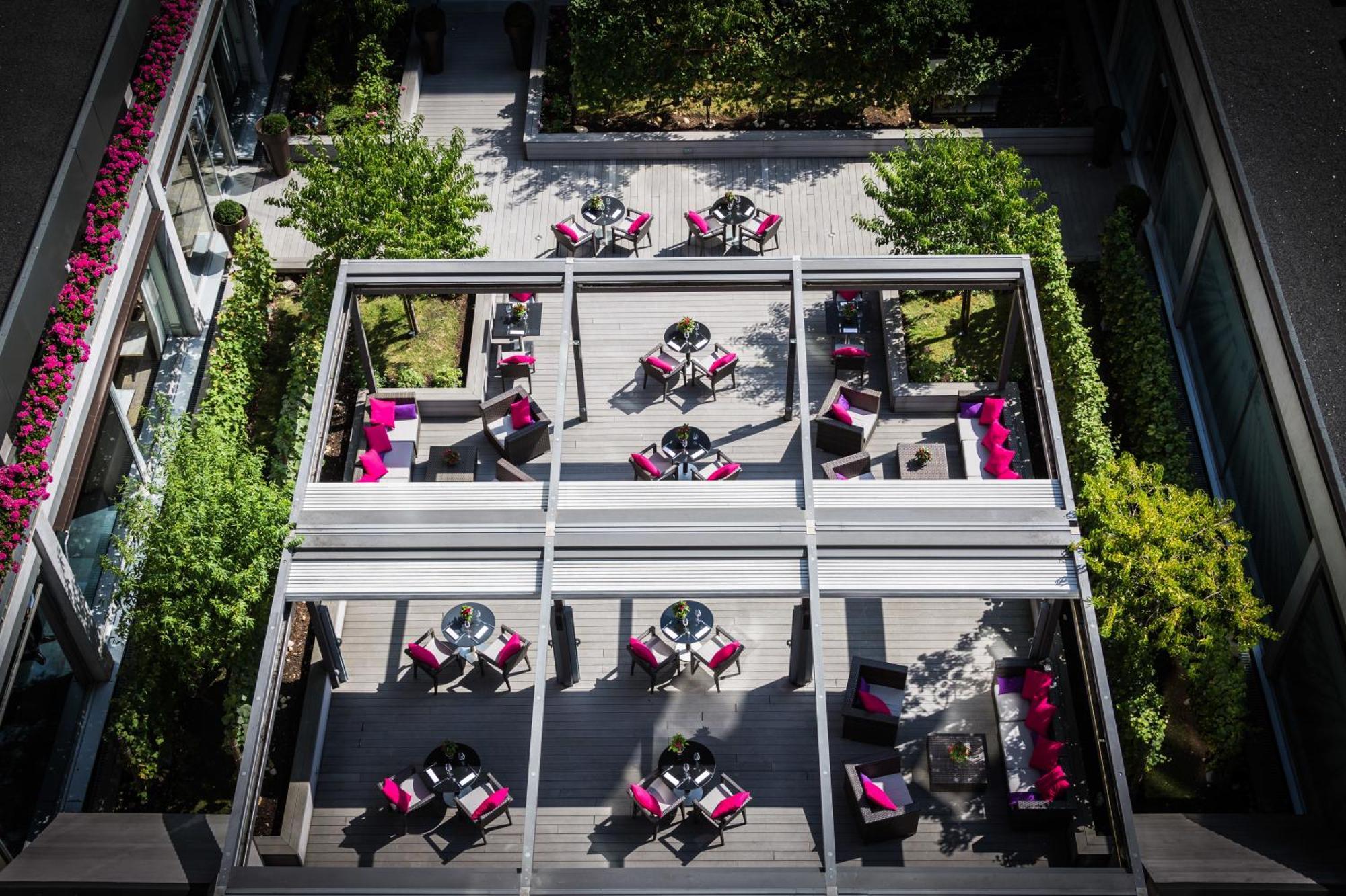 Hotel Sofitel Strasbourg Grande Ile Esterno foto The courtyard at the hotel