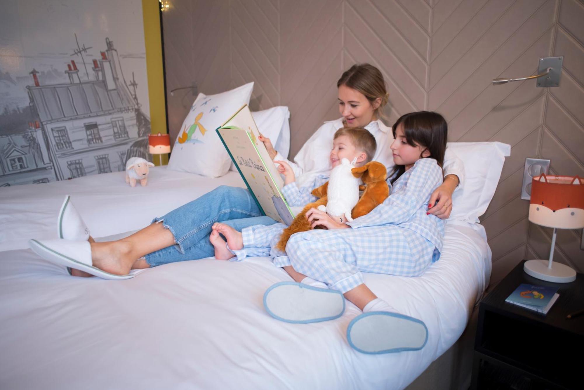 Hotel Sofitel Strasbourg Grande Ile Esterno foto A mother reads to her children.