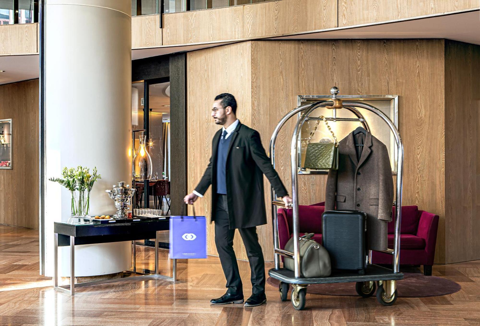Hotel Sofitel Strasbourg Grande Ile Esterno foto A bellboy at the InterContinental Hotel in Paris